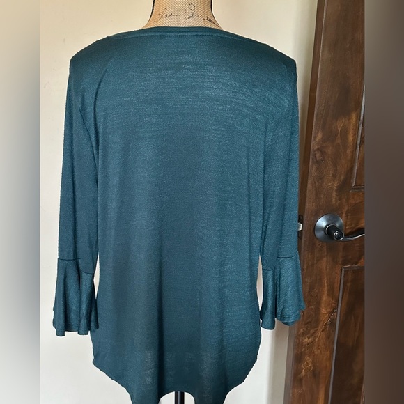 Gorgeous green top with sparkle-never worn! - Picture 2 of 4